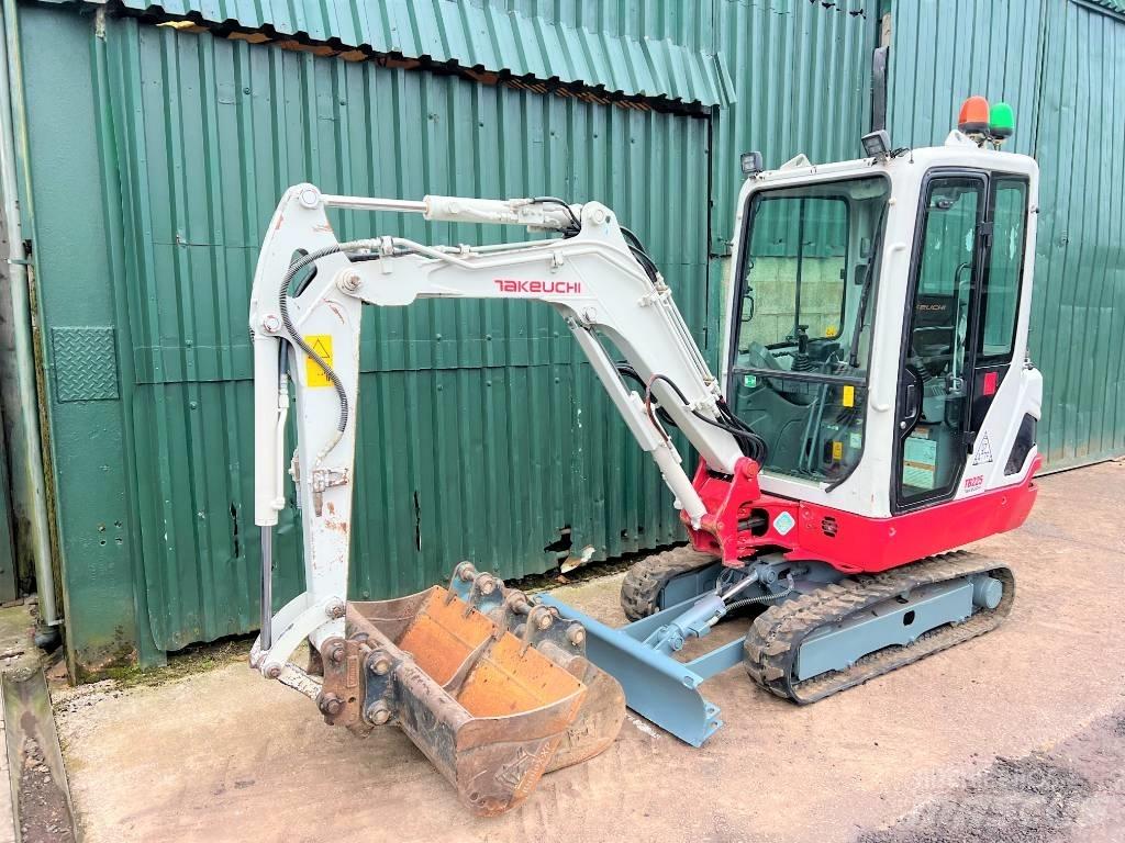 Takeuchi TB225 小型挖掘机