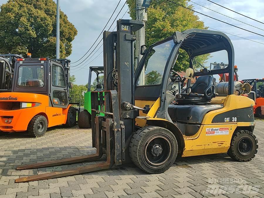 CAT GP30N 天然气叉车