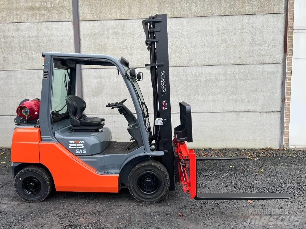 Toyota 02-8 FGF 25 天然气叉车
