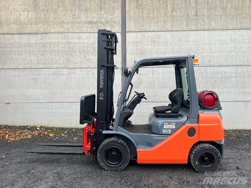 Toyota 02-8 FGF 25 天然气叉车
