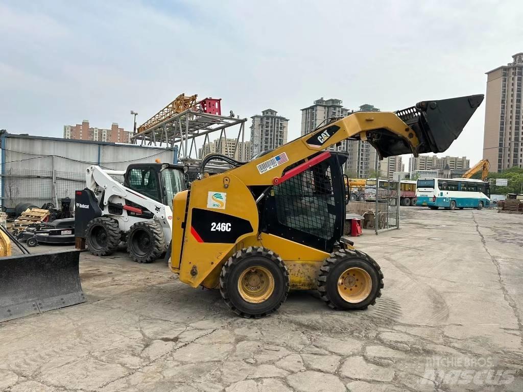 CAT 246 C 滑移装载机