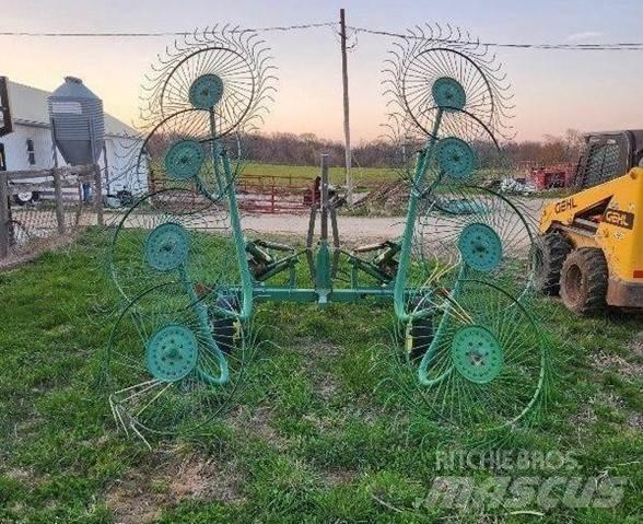 John Deere 702 犁耙和摊草机