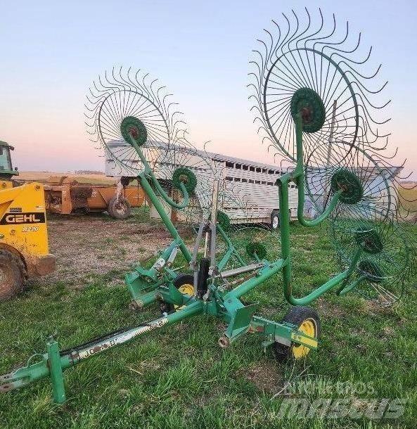 John Deere 702 犁耙和摊草机