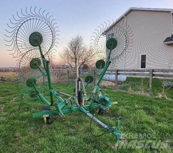 John Deere 702 犁耙和摊草机