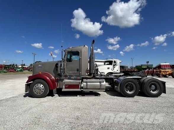Kenworth W900 牵引车