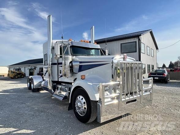 Kenworth W900L 牵引车