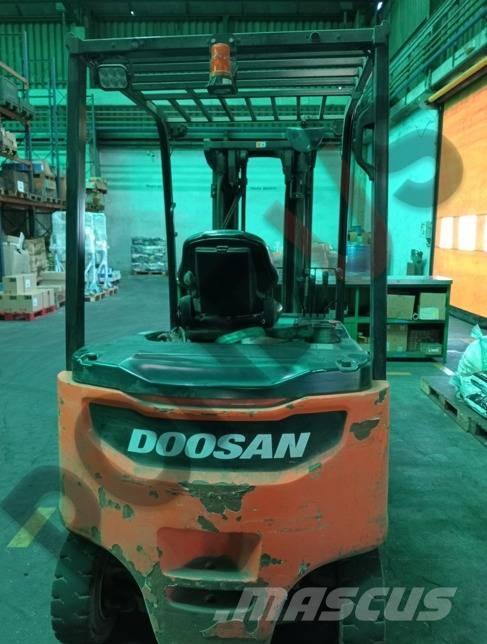 Doosan B 30 X-7 电动叉车