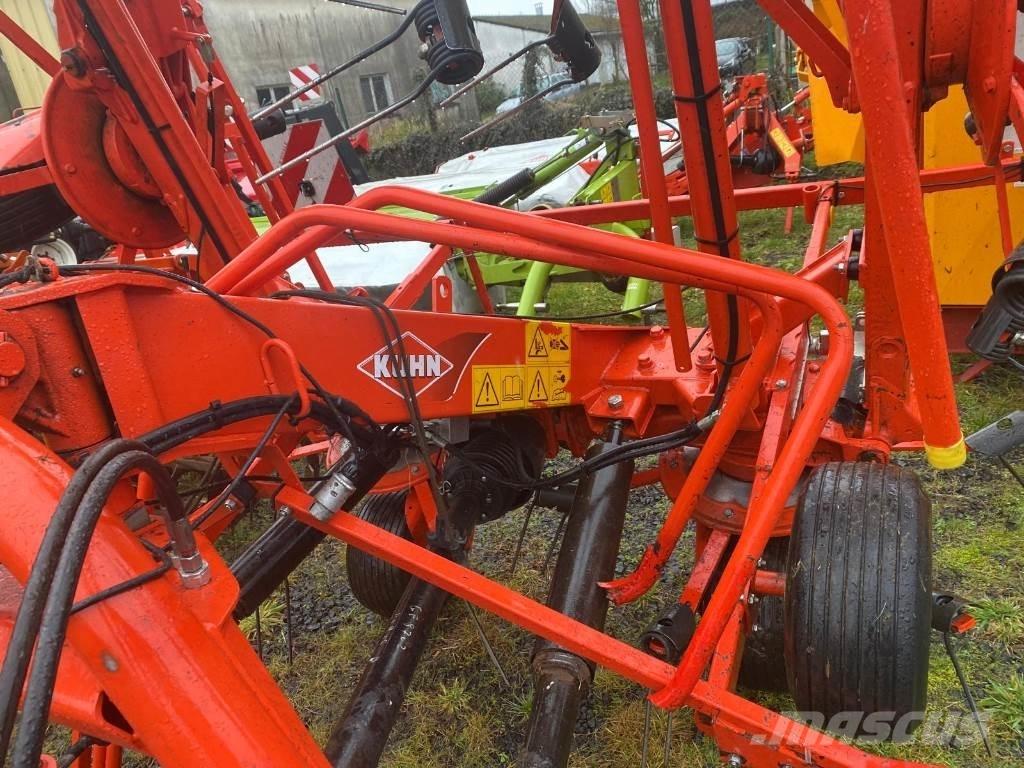 Kuhn GF8702 犁耙和摊草机