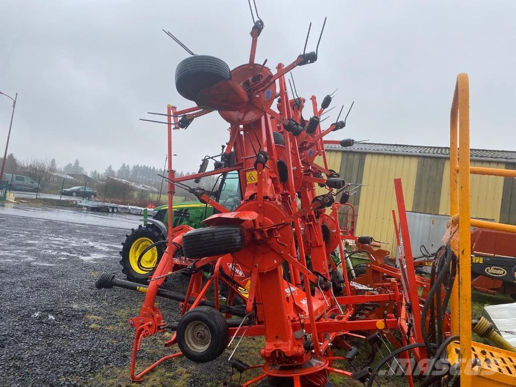 Kuhn GF8702 犁耙和摊草机