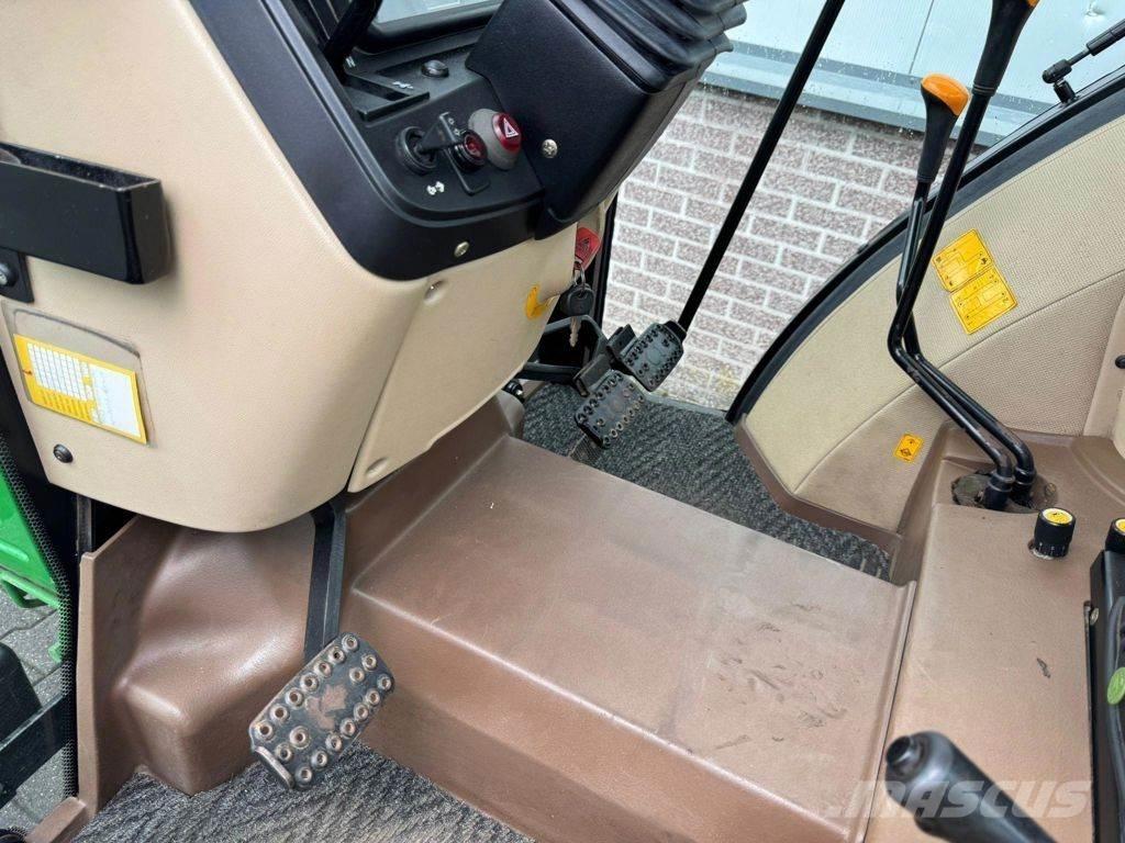 John Deere 5215 汽车
