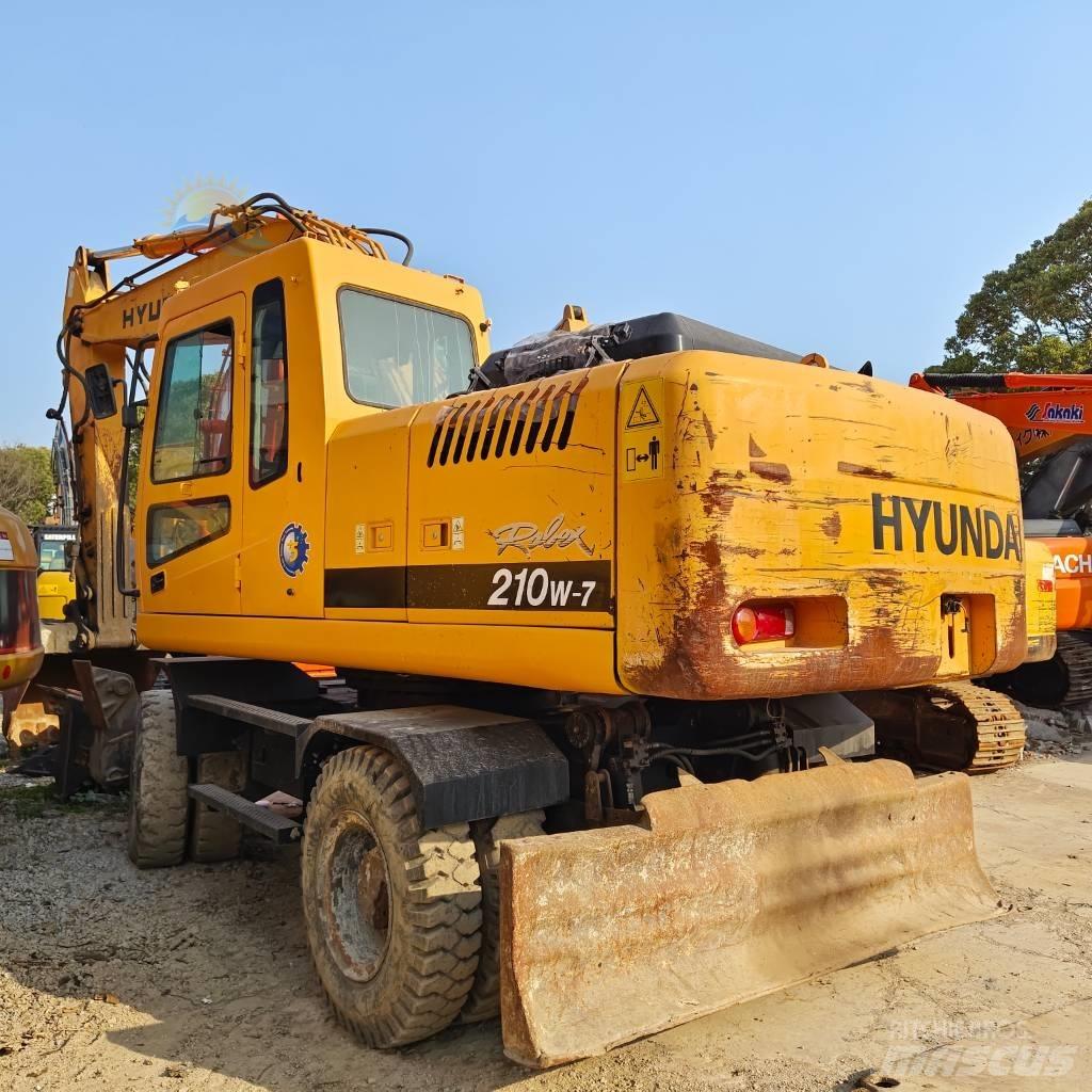 Hyundai R210W-7 轮式挖掘机