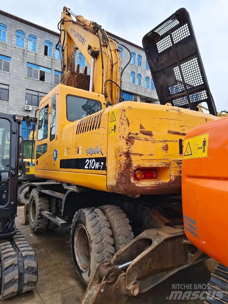Hyundai R210W-7 轮式挖掘机
