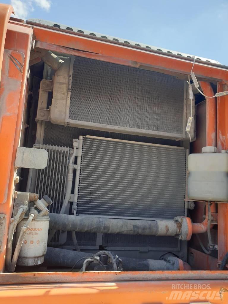 Doosan DX210WA 轮式挖掘机