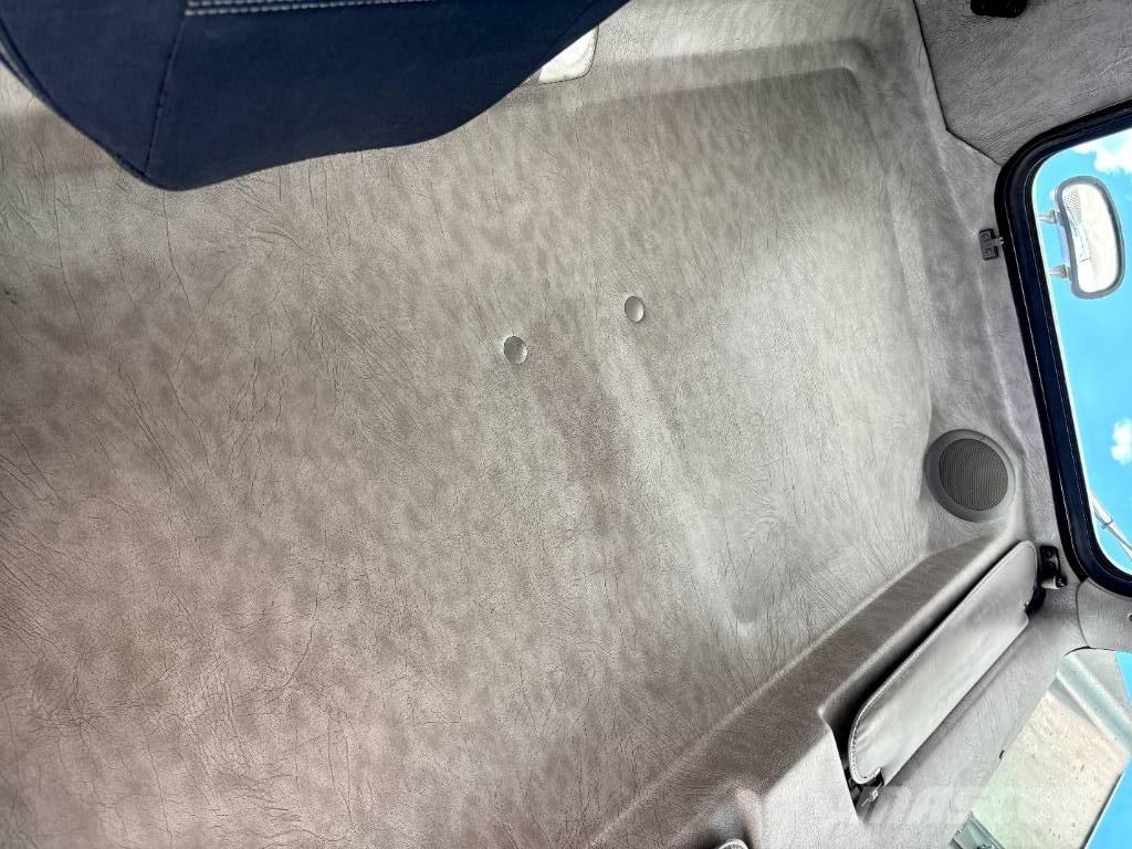 Kenworth T 300 牵引车