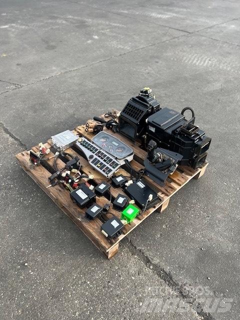 Doosan DL 400 电子设备