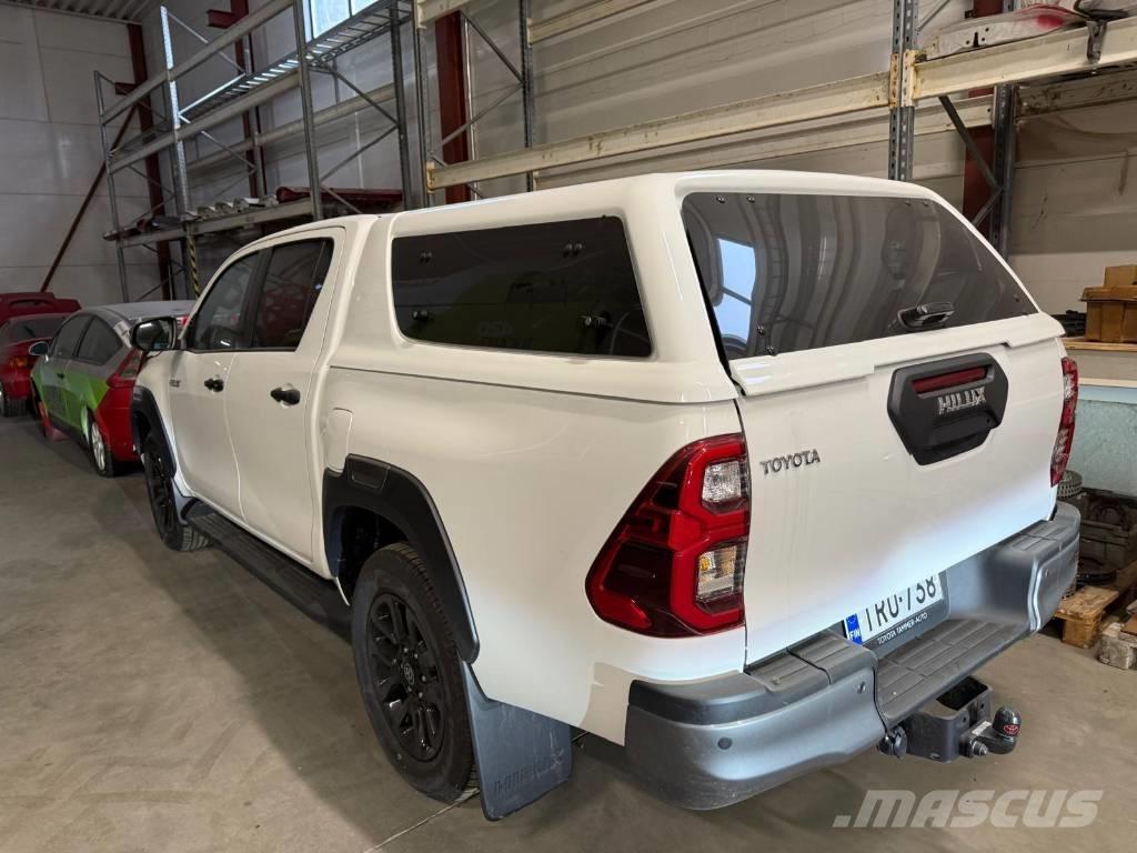 Toyota Hilux 2.8D 大型面包车