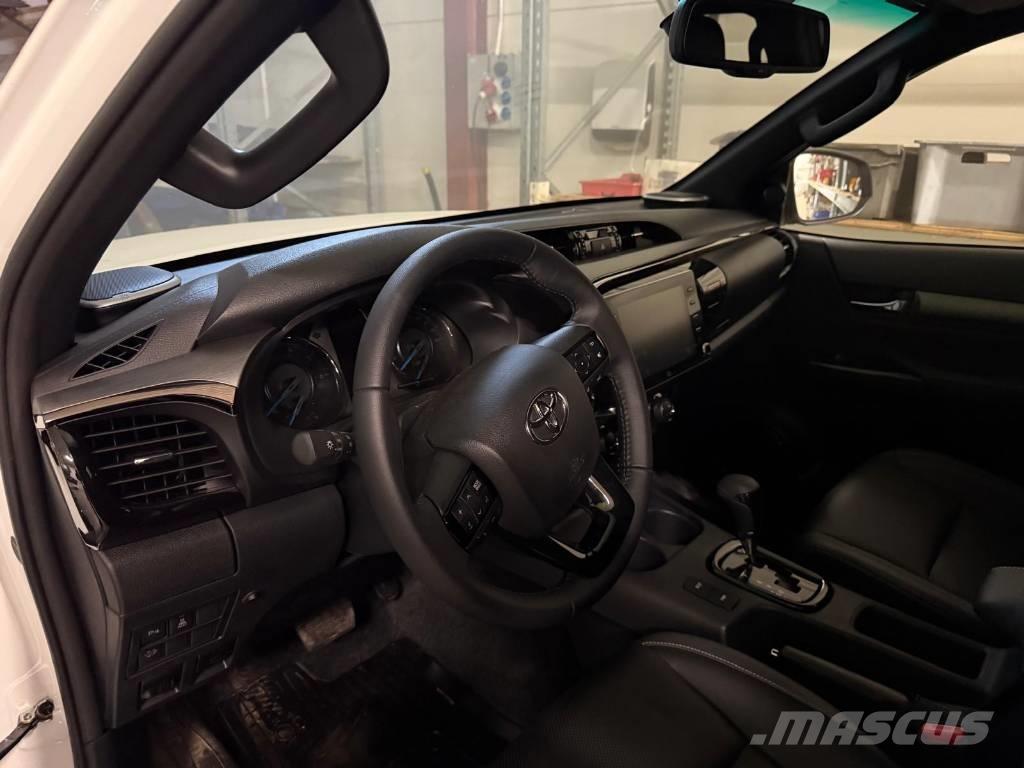 Toyota Hilux 2.8D 大型面包车