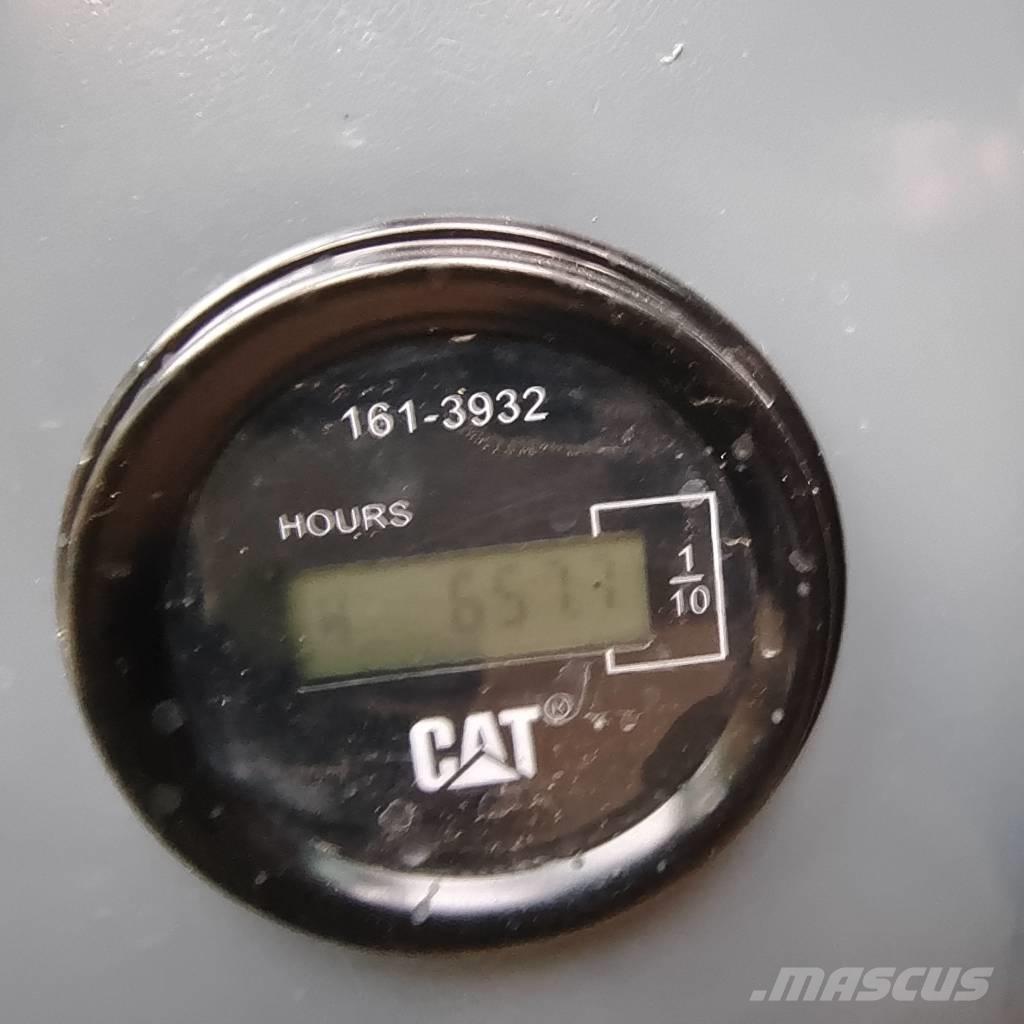 CAT 320 D2L 履带挖掘机