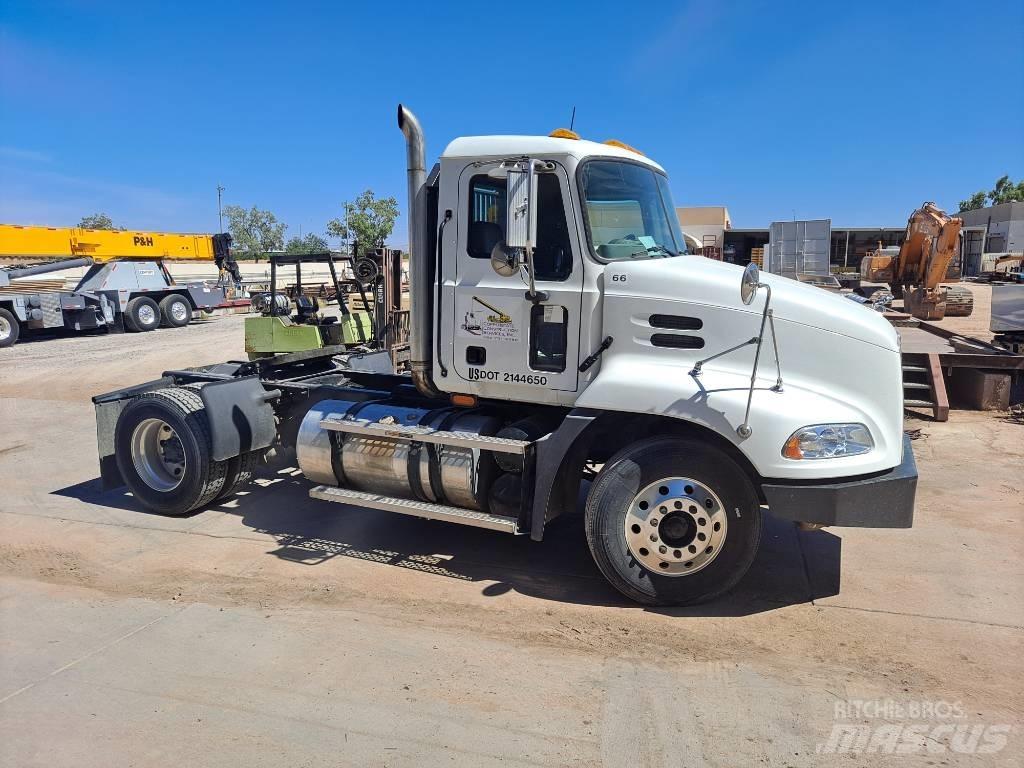 Mack CX612 牵引车