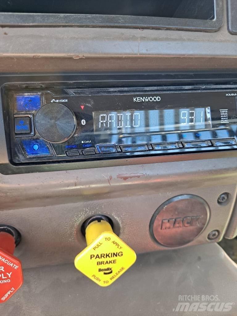 Mack CX612 牵引车