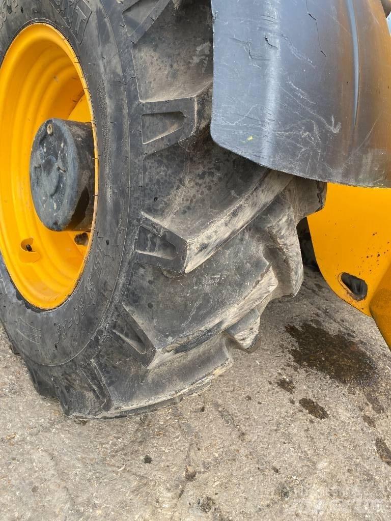 JCB 535-140 伸缩臂叉装车|叉装车