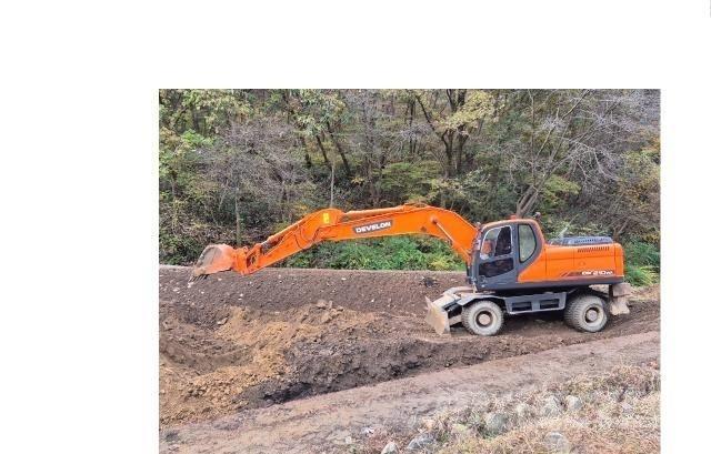 Doosan DX210WA 轮式挖掘机