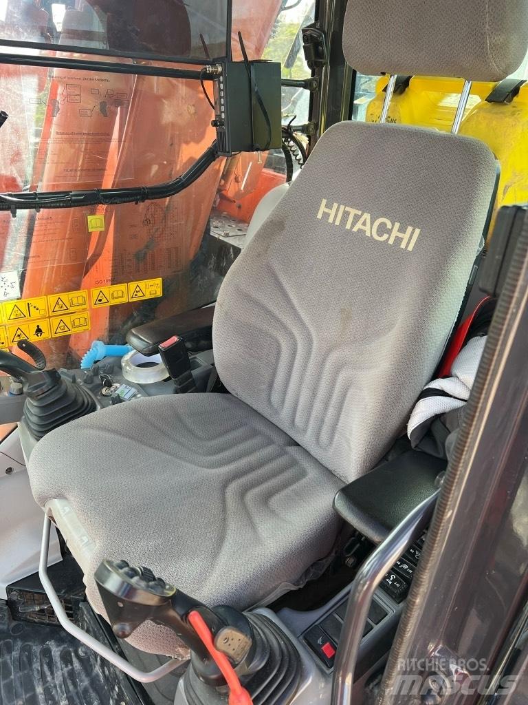 Hitachi ZX 135 US-6 履带挖掘机
