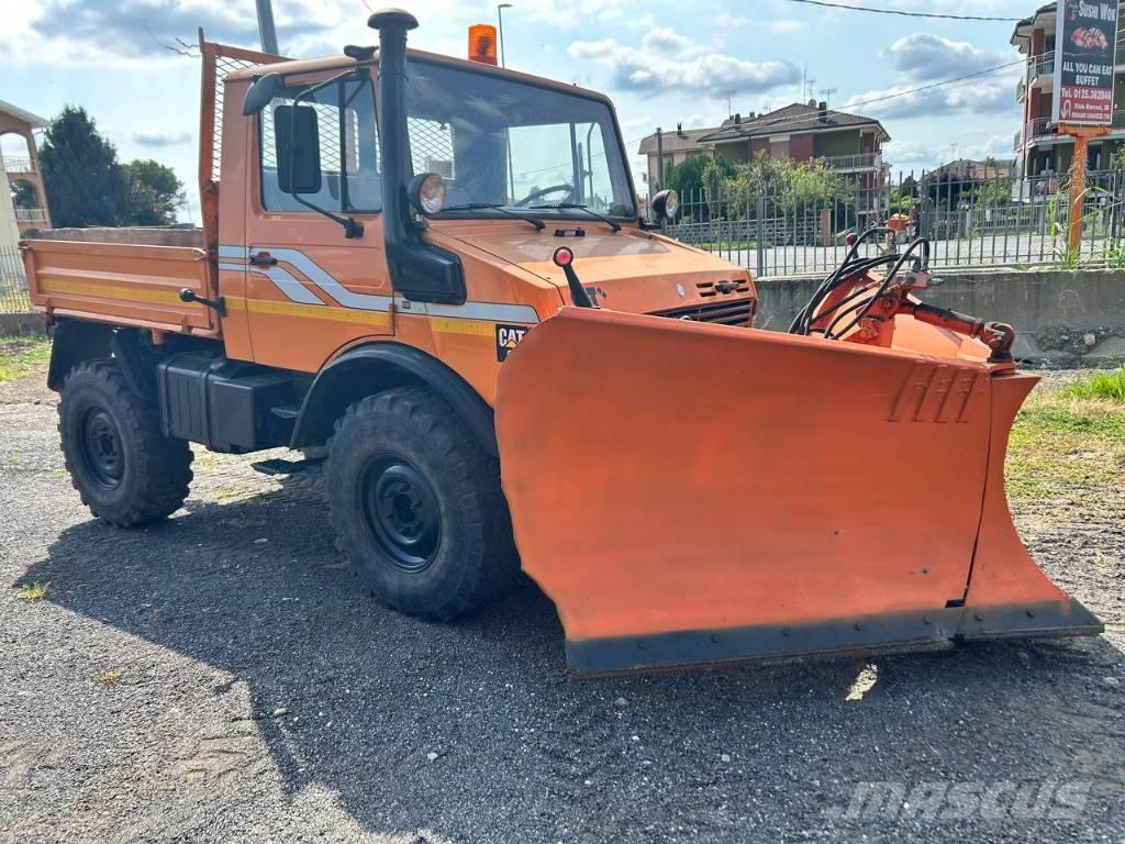 Mercedes-Benz unimog 厢式货车