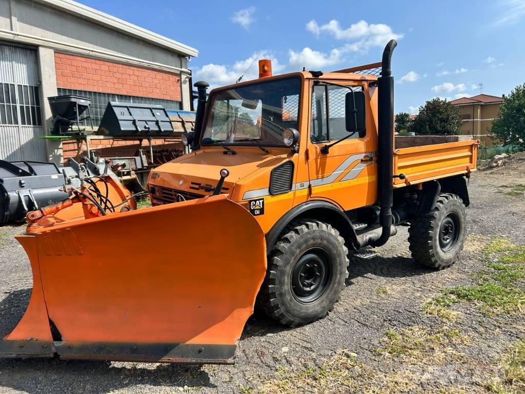Mercedes-Benz unimog 厢式货车