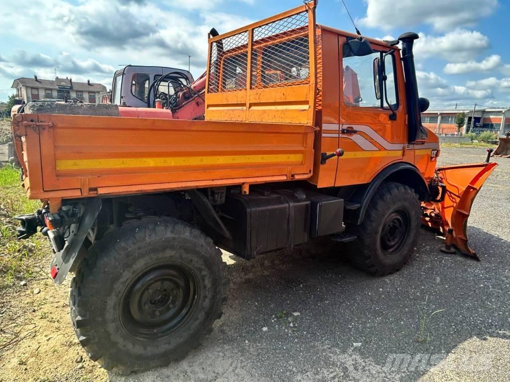 Mercedes-Benz unimog 厢式货车