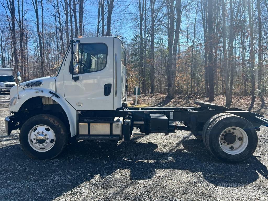 Freightliner M2106 牵引车