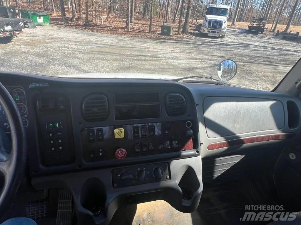 Freightliner M2106 牵引车