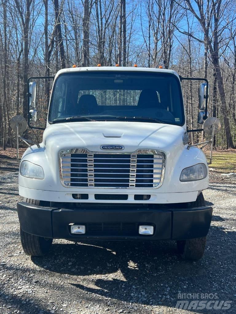 Freightliner M2106 牵引车