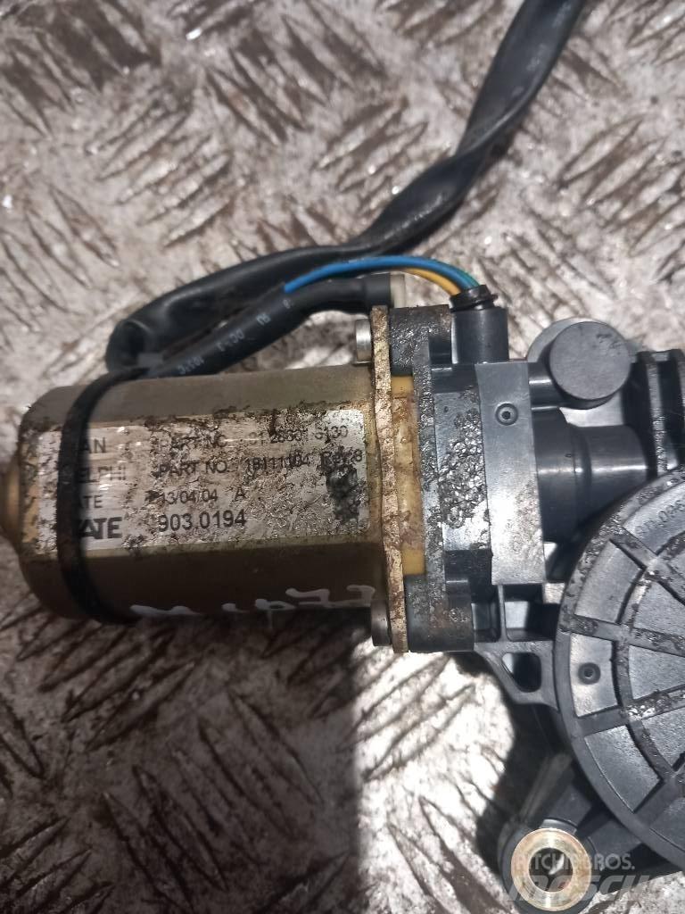 MAN TGA 81286016130 驾驶室与内部