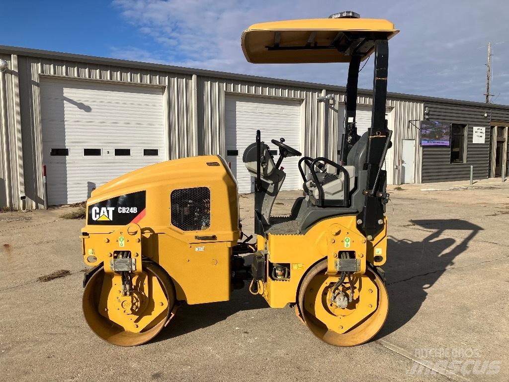 CAT CB 24 B 双轮压路机