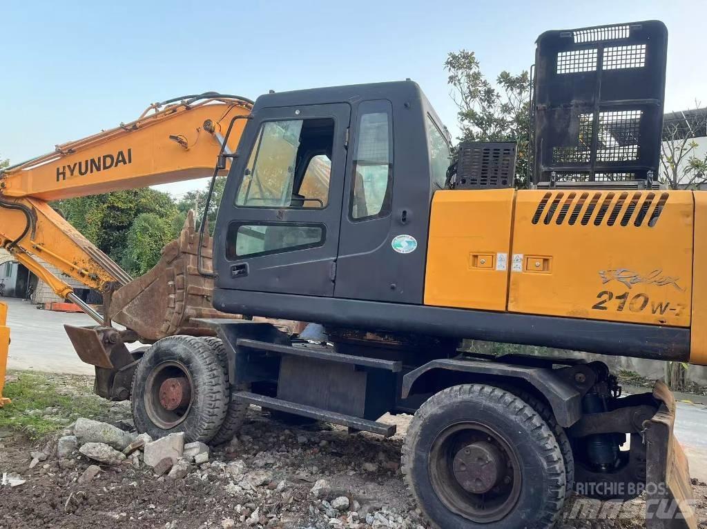 Hyundai R210W-7 轮式挖掘机