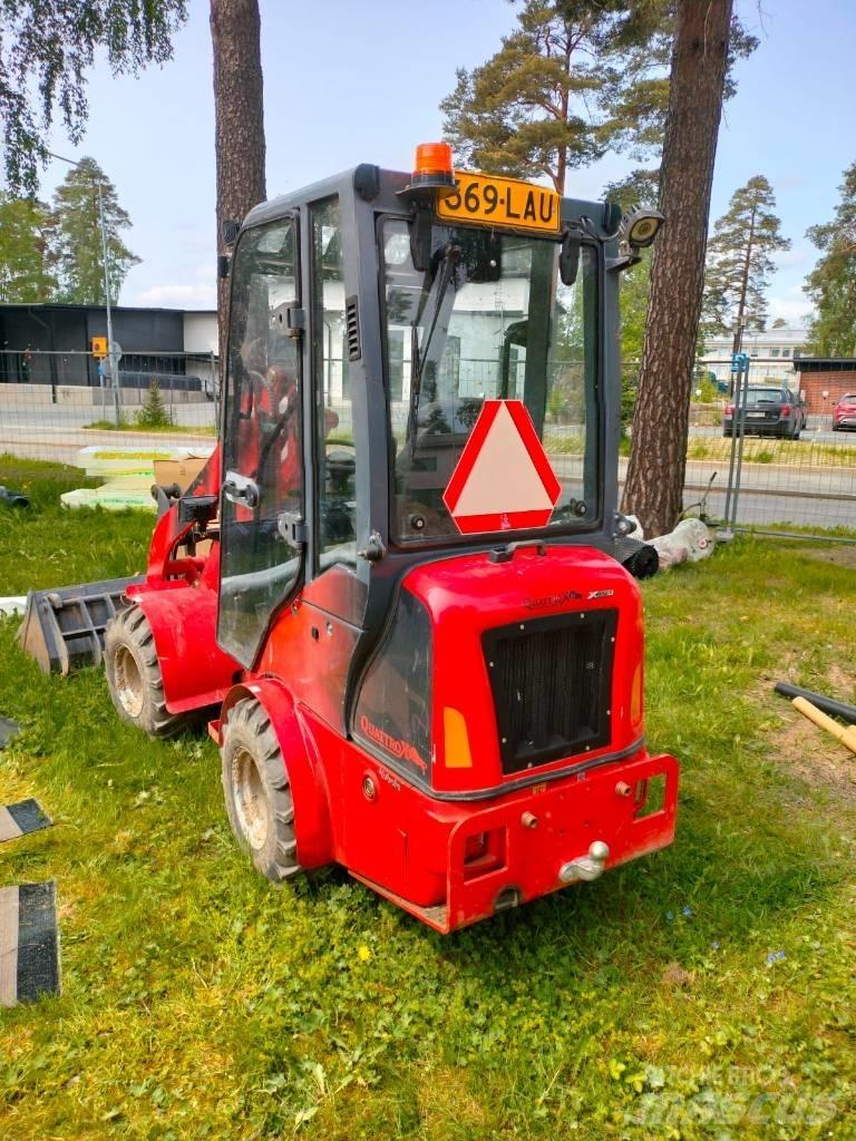 QuattroX 810 小型装载机
