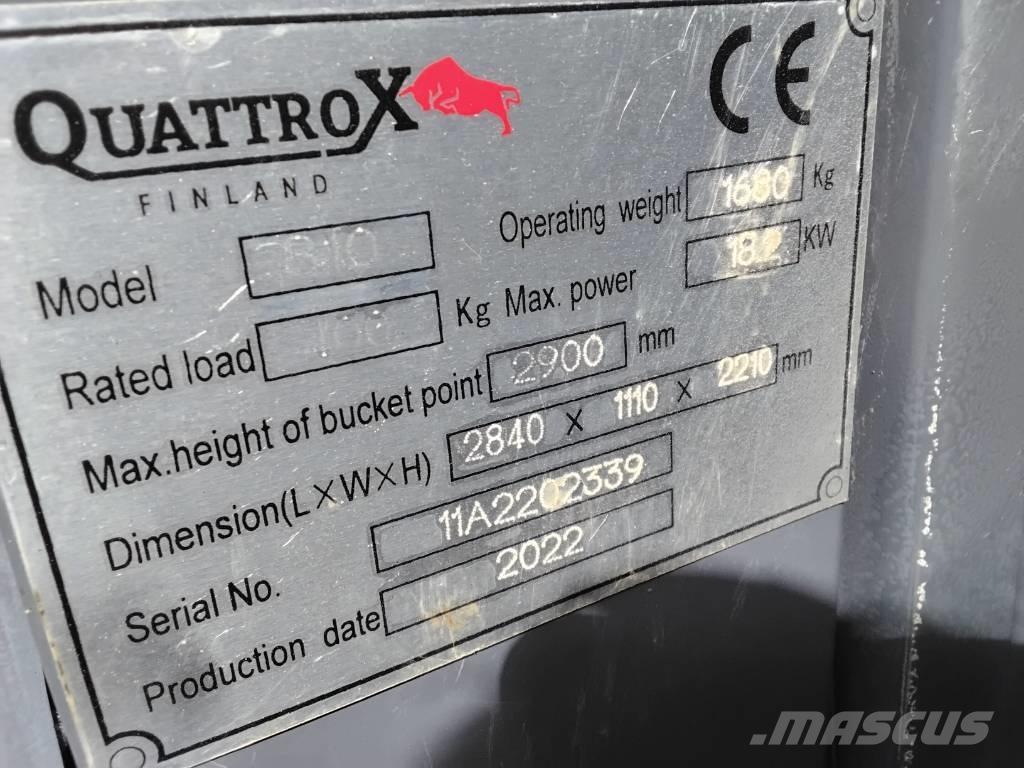 QuattroX 810 小型装载机