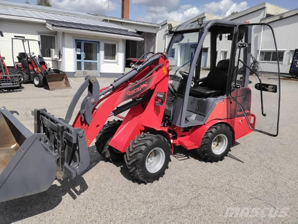 QuattroX 810 小型装载机