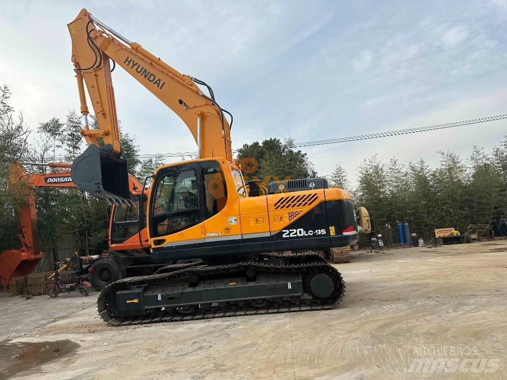 Hyundai R220 履带挖掘机