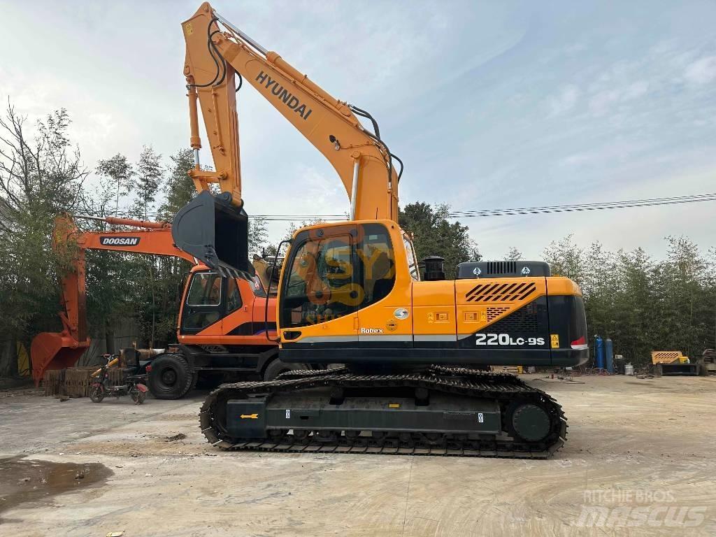 Hyundai R220 履带挖掘机