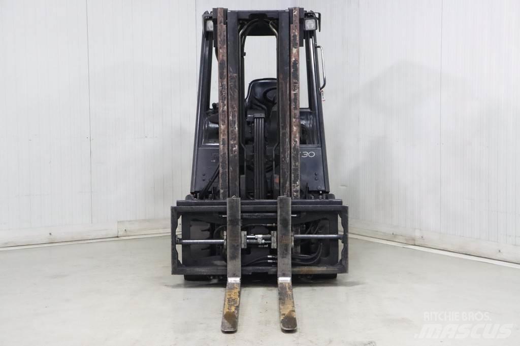 Linde E30-02 电动叉车
