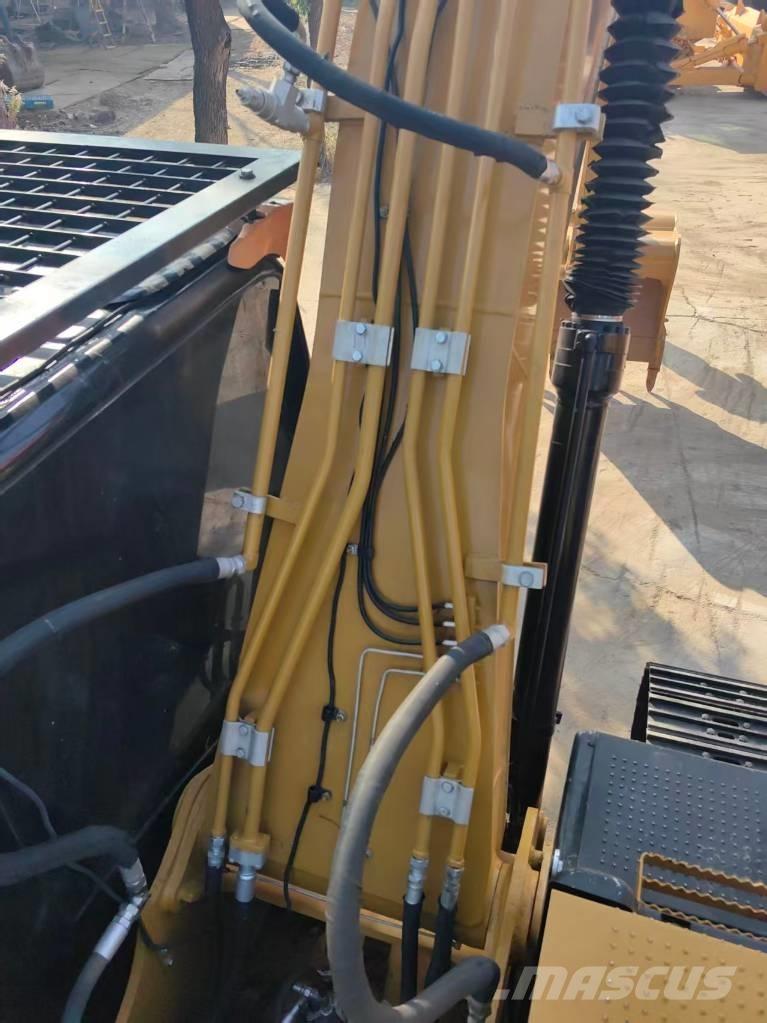 CAT 320 D2L 履带挖掘机