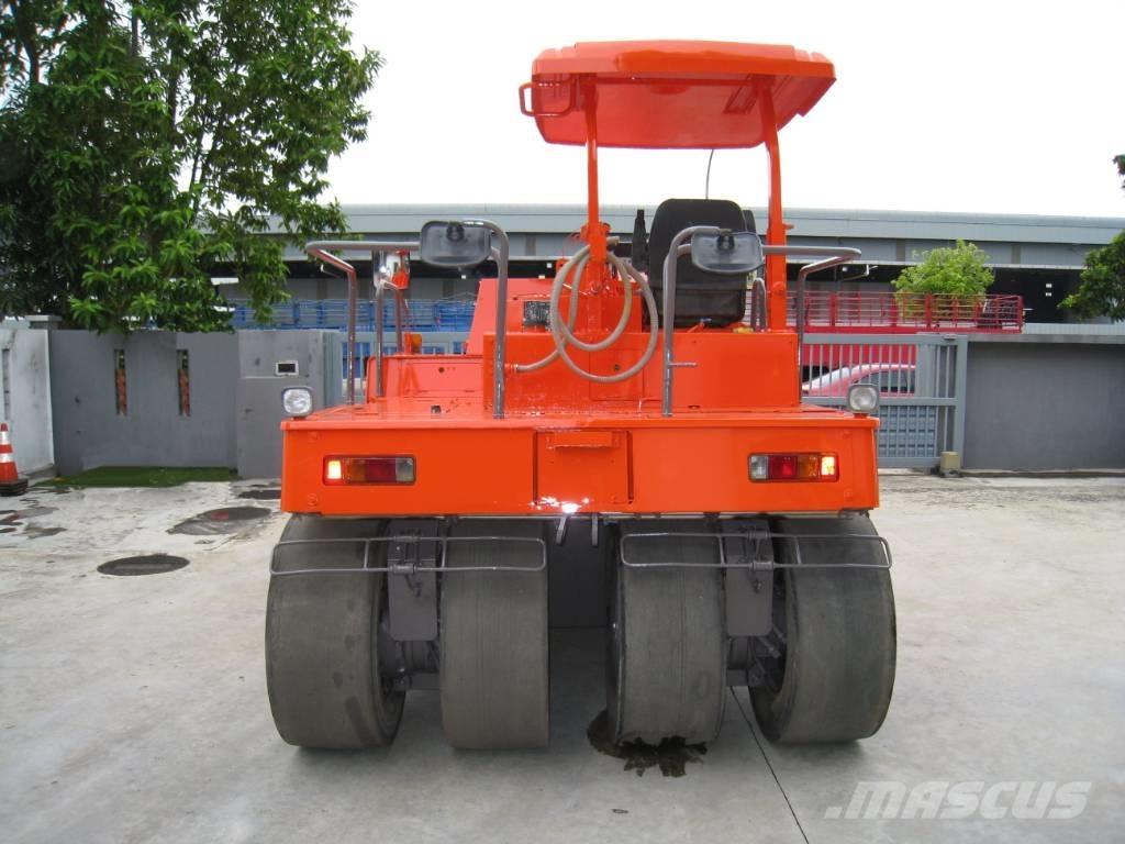 Sakai TZ 701 胶轮压路机