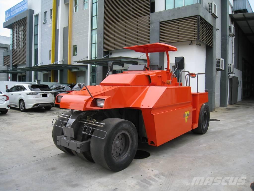Sakai TZ 701 胶轮压路机