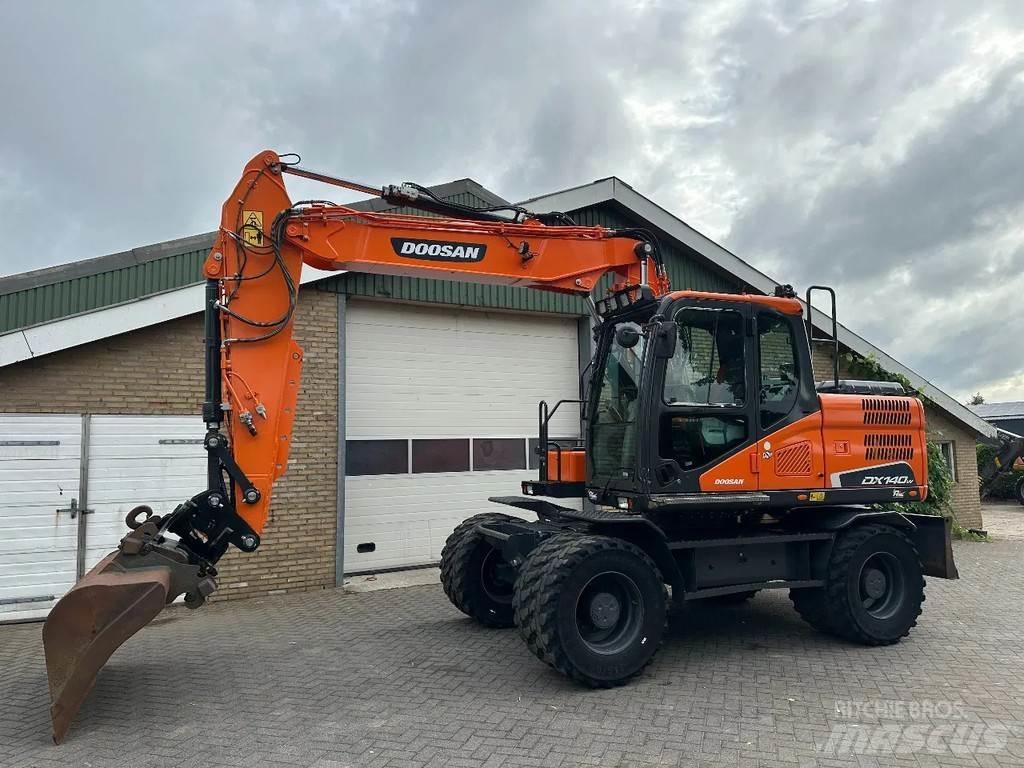 Doosan DX140W-5 轮式挖掘机