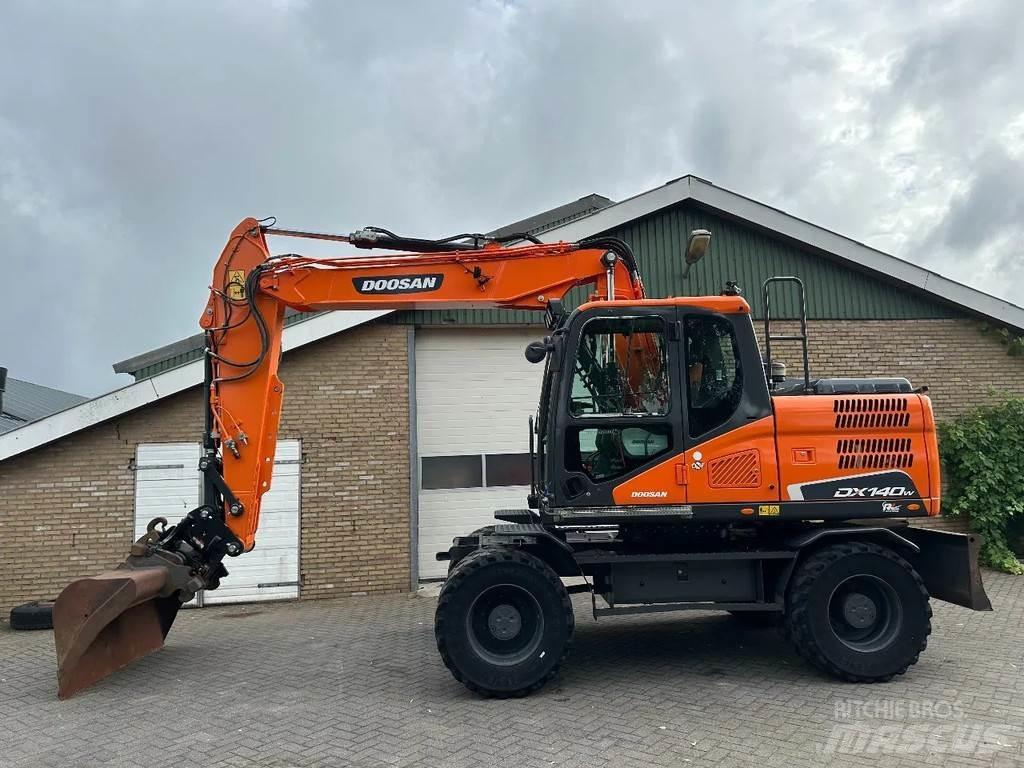 Doosan DX140W-5 轮式挖掘机