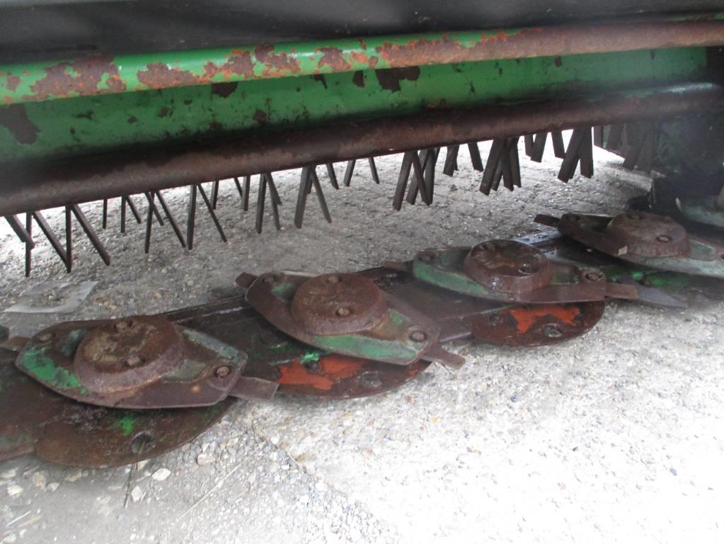 John Deere 324 A 割草调节装置
