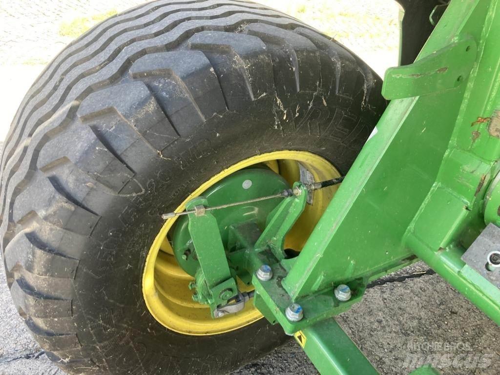 John Deere V461M 圆捆打捆机