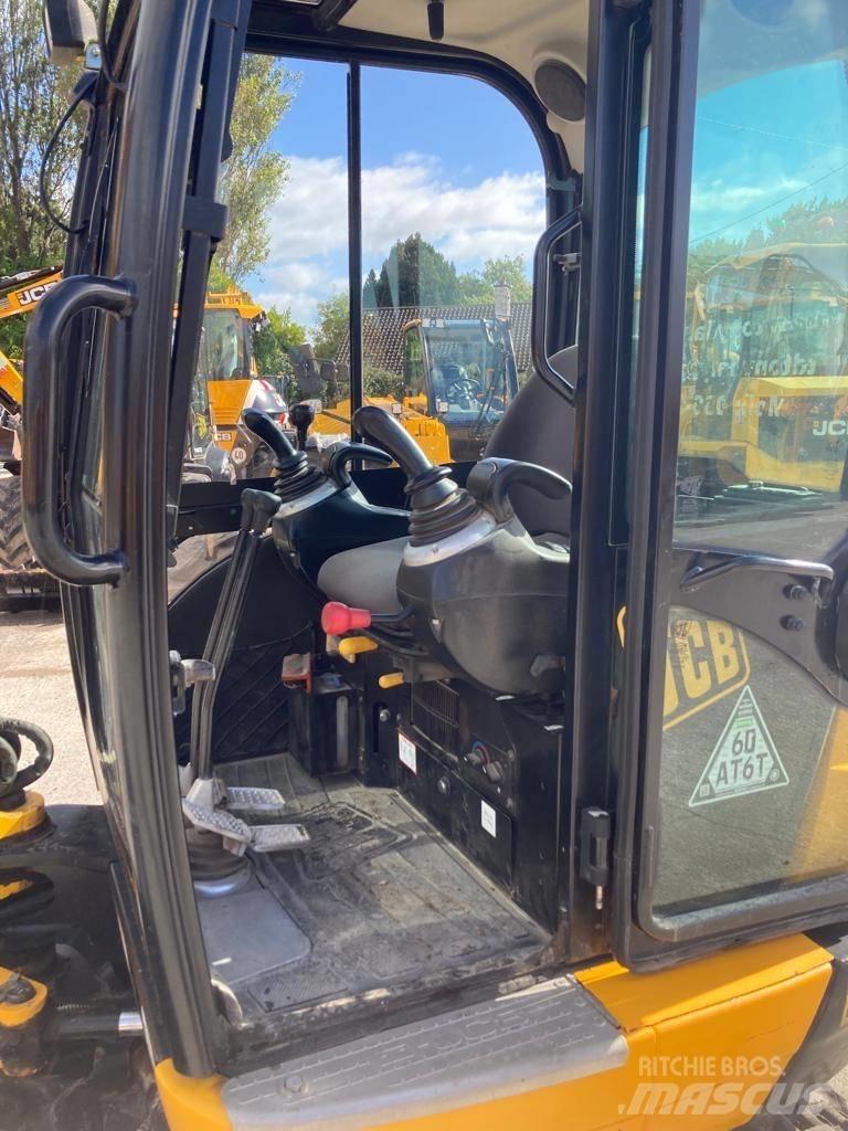 JCB 8026 CTS 小型挖掘机